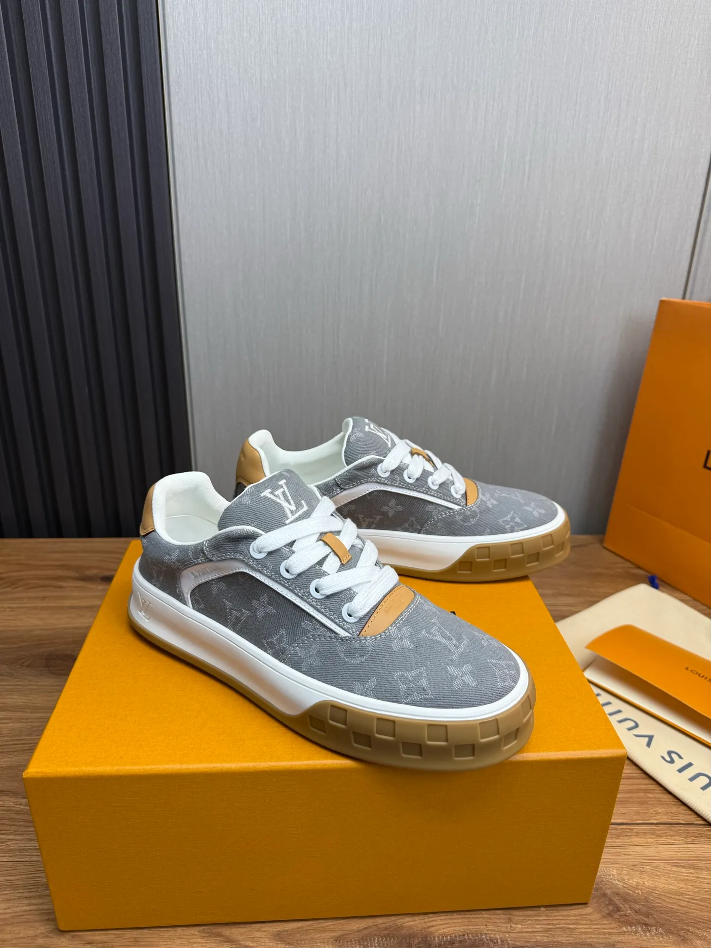 Men's shoes 620💰 Lv. Top purchasing agent🇮🇹 Louis Vuitton, sports sneakers counter synchronization, uppers imported from Italy, high-quality splicing and complex handicrafts, imported mesh pads are soft and comfortable, soles: original factory special soles, TPU exclusive movable molded soles super comfortable, original factory single goods, 🔍🔍high quality, you can enter and exit the counter at will, welcome to compare, code number 38-44 (customized 38.45)
